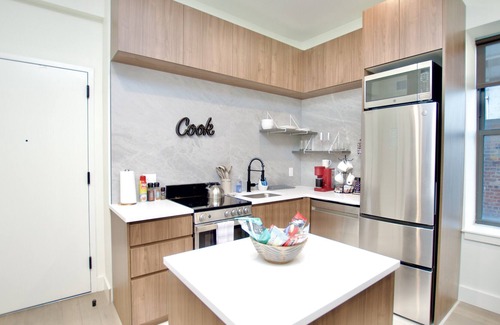 Central Business District Apartment | Tranquil Luxury King Suite | Rooftop | Gym | Lounge | Walk to Prudential Center