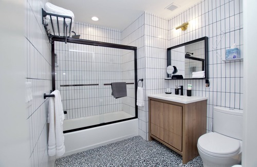 Central Business District Apartment | Tranquil Luxury King Suite | Rooftop | Gym | Lounge | Walk to Prudential Center