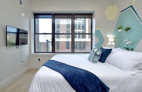 Central Business District Apartment | Tranquil Luxury King Suite | Rooftop | Gym | Lounge | Walk to Prudential Center