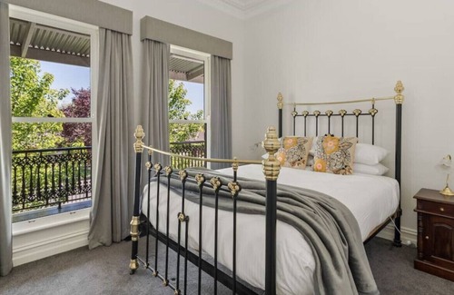 Golden Point House | Tranquil Luxury Near Sovereign Hill