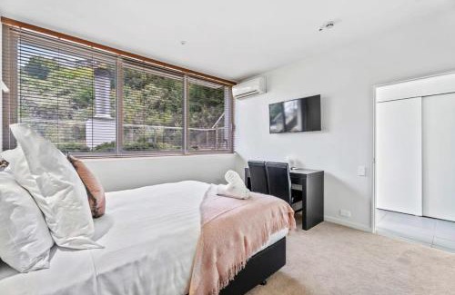 Queenstown Hotel | Tranquil Modern Studio