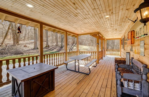 Damascus House | Tranquil Mountain Getaway in Troutdale: Game Room!