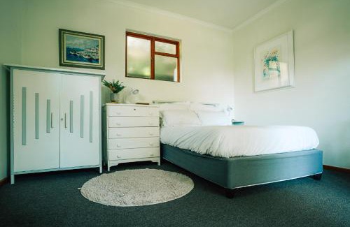 Cape Town House | Tranquil Mountain Retreat Hout Bay Cottage