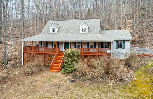 Barnardsville House | Tranquil mountain-view home with fireplace, firepit, deck, W/D, & soaking tub