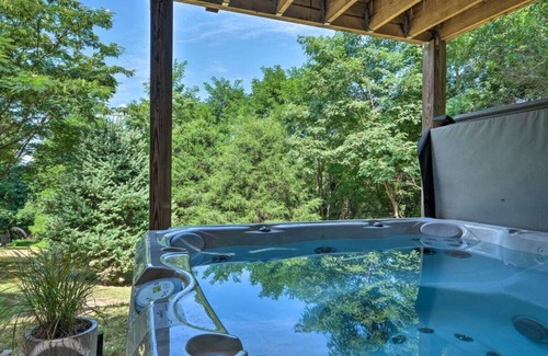 Linden House | Tranquil mountainhouse w/hot tub, super close to trails & wineries- pet friendly