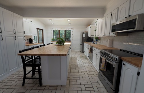 Orange House | Tranquil Nature Retreat 9 min to Yale Sleeps 10 Spacious, Updated, 4br 2bath