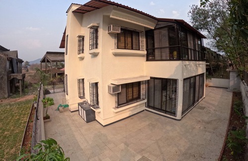 Karjat Villa | Tranquil Oasis - A Villa Escape 6BHK with AC, Wi-Fi