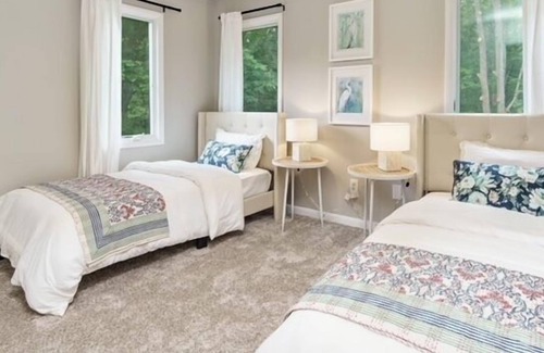 Baiting Hollow House | Tranquil Oasis: Modern Finishes & 2 Min to Beach