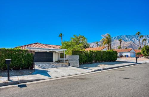 Palm Springs House | Tranquil Palm Springs Villa, Saltwater Pool, Magical View, Minutes to Downtown, Sleeps 8