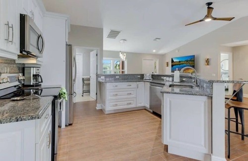 Diplomat House | Tranquil Palms Heated Pool, Spa, Outdoor TV & More