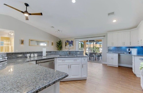 Diplomat House | Tranquil Palms Heated Pool, Spa, Outdoor TV & More