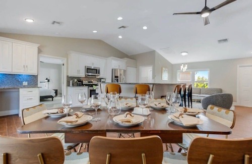 Diplomat House | Tranquil Palms Heated Pool, Spa, Outdoor TV & More