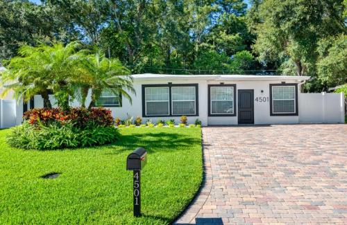 Plaza Terrace House | Tranquil Paradise - 2 Miles to Raymond James Stadium