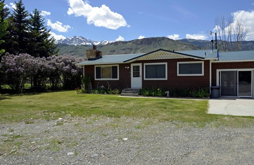 Gardiner House | Tranquil Private Home on the Yellowstone River