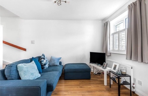 Clock House House | Tranquil, quiet home with drive