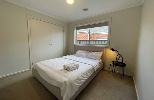 Point Cook House | Tranquil Retreat in Point Cook Spacious 5BR Oasis