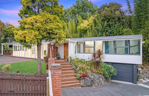 Auckland House | Tranquil Retreat in Nature's Embrace