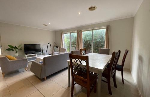 Point Cook House | Tranquil Retreat in Point Cook Spacious 5BR Oasis
