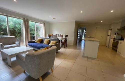 Point Cook House | Tranquil Retreat in Point Cook Spacious 5BR Oasis