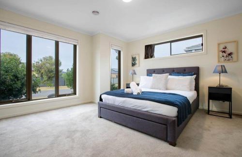 Point Cook House | Tranquil Retreat in Point Cook Spacious 5BR Oasis