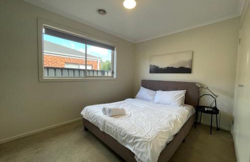 Point Cook House | Tranquil Retreat in Point Cook Spacious 5BR Oasis