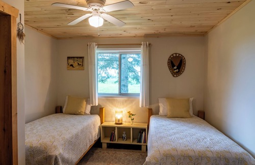 Grey Highlands Cabin | Tranquil Retreat @ the SEED Lodge: Nature, Comfort & Shared Serenity