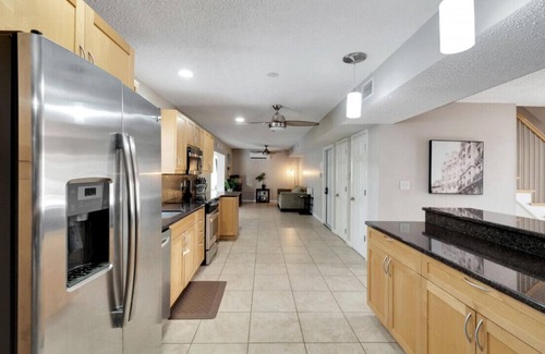 Bay Crest Park House | Tranquil Retreat with Pool, Near Airport