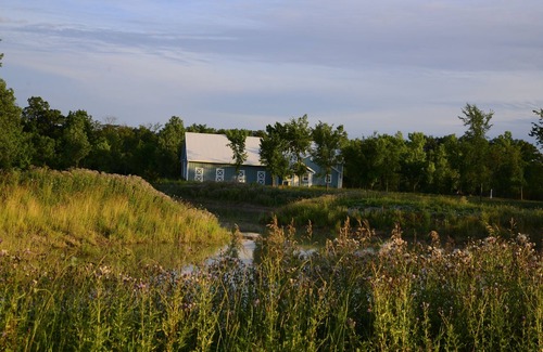 Montpelier House | Tranquil Retreat - Wooded Trails and Pond