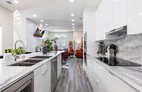 West Dallas House | Tranquil Right 8-bedroom house with Game room in vibrant Dallas