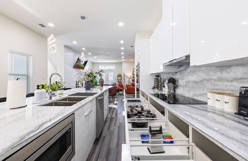 West Dallas House | Tranquil Right 8-bedroom house with Game room in vibrant Dallas