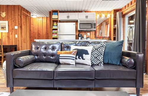 Pittman Center House | Tranquil Rustic Retreat-15 min 2 Anakeesta-Hot Tub