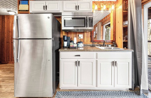 Pittman Center House | Tranquil Rustic Retreat-15 min 2 Anakeesta-Hot Tub