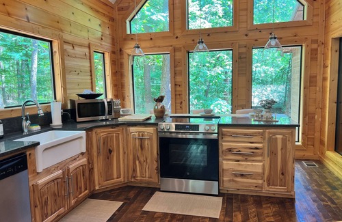 Broken Bow Cabin | Tranquil Skies Cabin - Charming 2-bedroom cabin, pet-friendly.