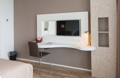 Wageningen Hotel | Tranquil Stay w/Wellness Amenities & Scenic Views | Onsite Dining