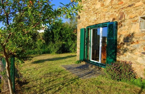 Tomar Cottage | Tranquil stone cottage by lovely lake.