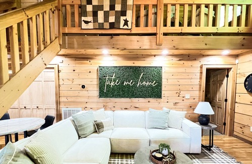 Blue Ridge Cabin | Tranquil, stylish cabin with a hot tub and outdoor fire pit.