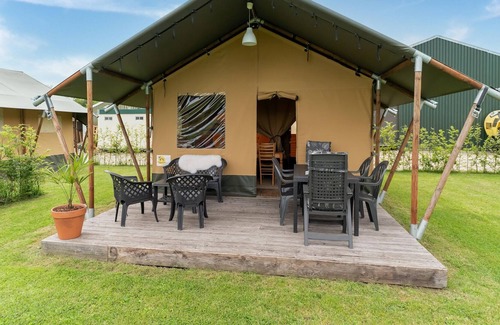 Zwiggelte House | Tranquil tent lodge in Zwiggelte with garden