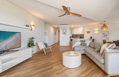 Kings Beach Apartment | Tranquil Tides Retreat: Coastal Waterfront Escape