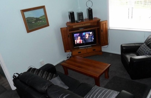 Ngongotaha Cottage | Tranquil Trees Comfy Farm Cottage Near Attractions