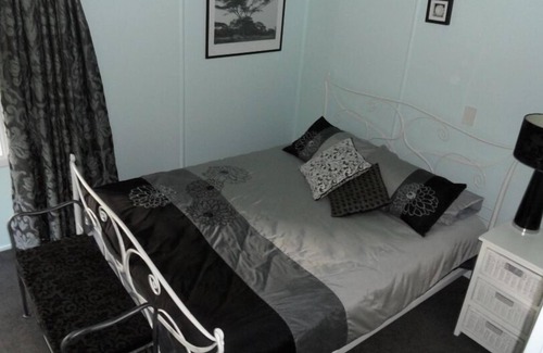 Ngongotaha Cottage | Tranquil Trees Comfy Farm Cottage Near Attractions