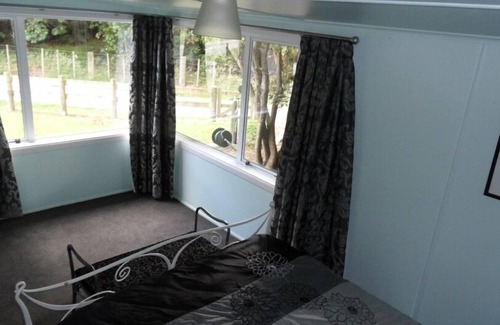 Ngongotaha Cottage | Tranquil Trees Comfy Farm Cottage Near Attractions