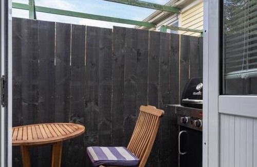 Mount Roskill Cabin | Tranquil Urban Cabin: Serene Getaway with Bbq