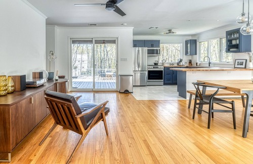 Hay Beach House | TRANQUIL RESORT STYLE RETREAT WITH LUXURY GUNITE POOL 2 MIN FROM SANDY BEACHES