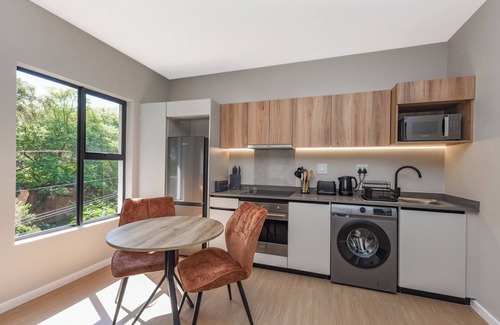 Greater Johannesburg Metropolitan Area Apartment | Tranquil Views and Sleek Design Apartment