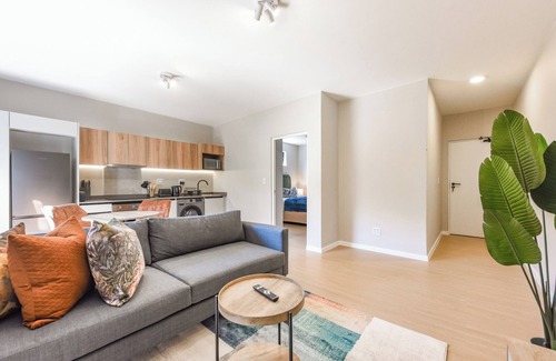 Greater Johannesburg Metropolitan Area Apartment | Tranquil Views and Sleek Design Apartment