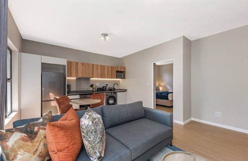 Greater Johannesburg Metropolitan Area Apartment | Tranquil Views and Sleek Design Apartment