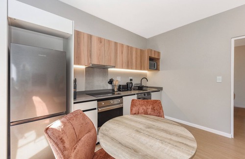 Greater Johannesburg Metropolitan Area Apartment | Tranquil Views and Sleek Design Apartment