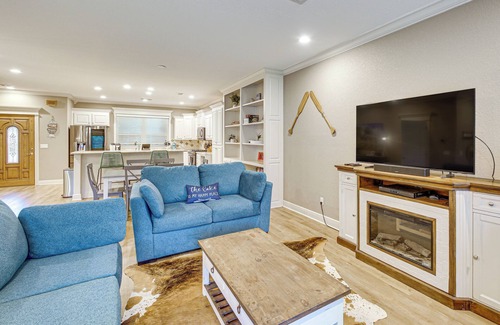 Mid America House | Tranquil Views: Riverfront Retreat in Hot Springs!