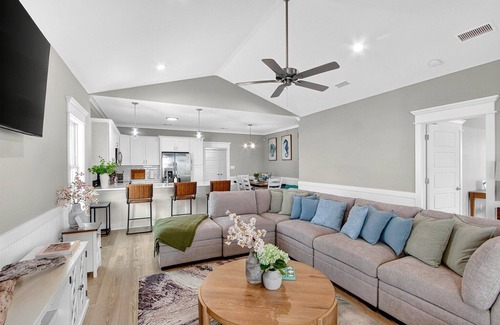 Shoreline Park House | Tranquil Waterfront Retreat: Stunning Bay Views Near Downtown Bay St. Louis