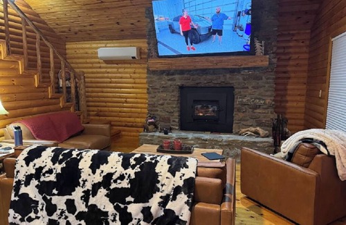 Pelsor Cabin | Tranquil Woods Getaway/130 Acres/3BR